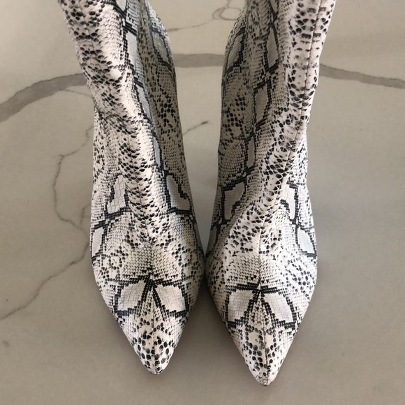 NWOT RAYE xREVOLVE Black and White Snake Skin Boots with Stacked Heel Size 6 - Picture 2 of 7